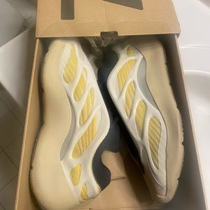 Mens Adidas Yeezy 700 V3 Safflower. Size 10.5